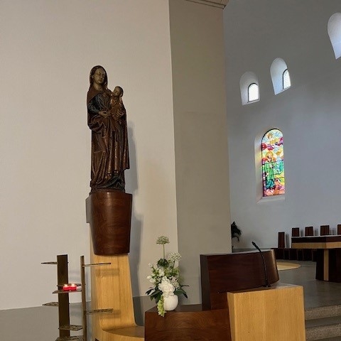 Image - Ambon_avec_Vierge_et_vitrail_SP_original.jpg